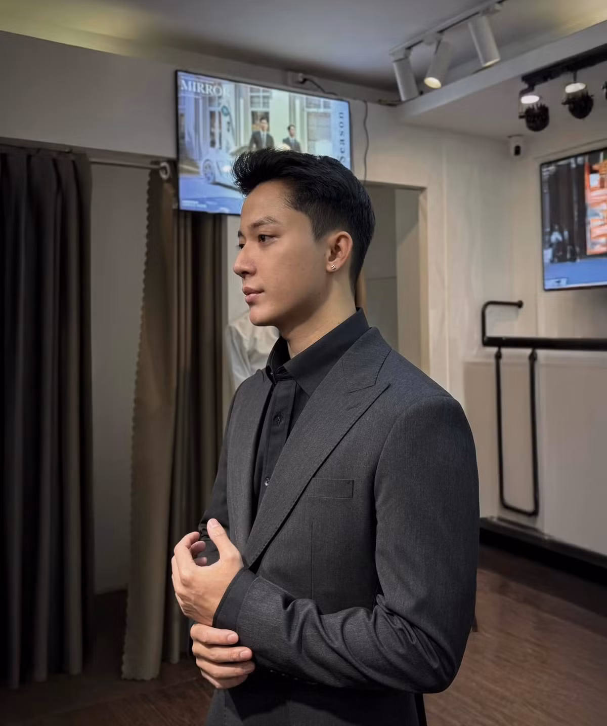 Ngay sau khi đoạn clip lan truyền, hàng loạt từ khóa như "nam thần công an diễu binh", "soái ca 30/4", "anh công an góc nghiêng thần thánh" lọt top tìm kiếm.