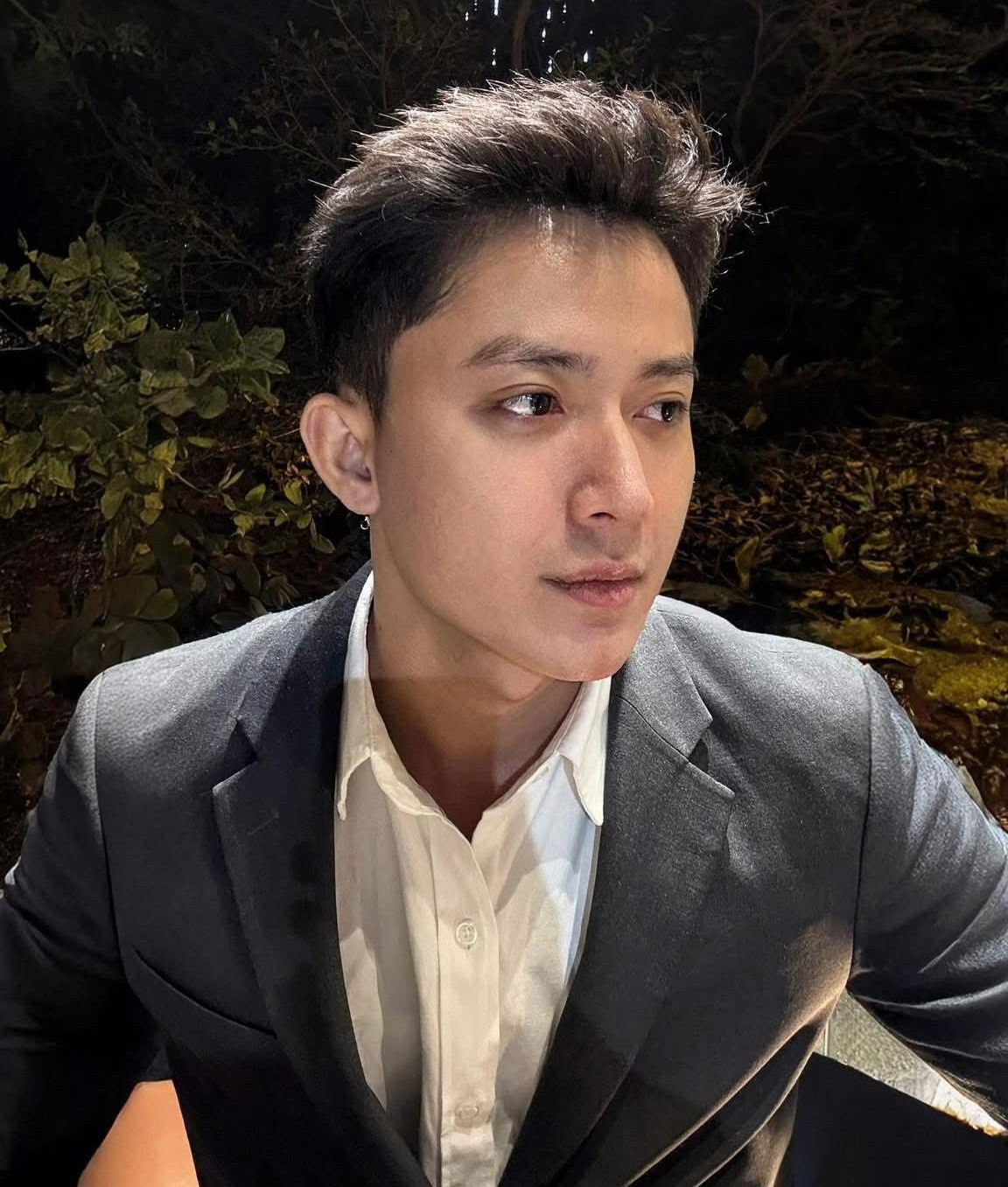 Trong đoạn clip lan truyền trên TikTok và Facebook, "nam thần công an" nổi bật giữa hàng trăm học viên bởi góc nghiêng sắc nét, sống mũi cao, ánh mắt nghiêm nghị và phong thái cực kỳ chỉn chu.