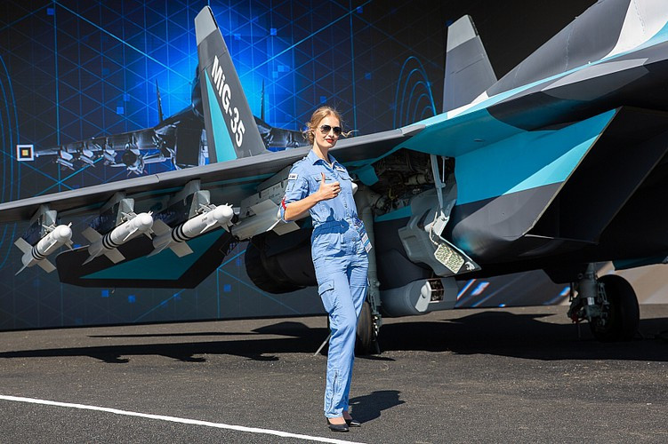 Thất bại trong nước, MiG-35 cố gắng "tấn công ra nước ngoài" - điểm đến đầu tiên là Ấn Độ với tham vọng giành hợp đồng 126 chiếc máy bay. Tuy vậy, kết quả tiêm kích Rafale của Pháp đã giành thắng lợi, MiG-35 "ra về tay không".