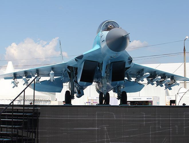 MiG-35 chia làm 2 loại, 1 chỗ ngồi và 2 chỗ ngồi, chúng đều có tốc độ bay tối đa lên tới 2.700km/h, trần bay 17,6km, hành trình tối đa 3.000km, bán kính tác chiến 1.000km.