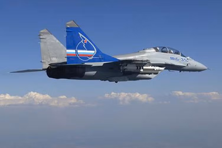 Ngoài 10 giá treo vũ khí, MiG-35 còn được trang bị một khẩu pháo 30mm Gryazev-Shipunov GSh-30-1 với 150 viên đạn, chuyên sử dụng trong cận chiến.