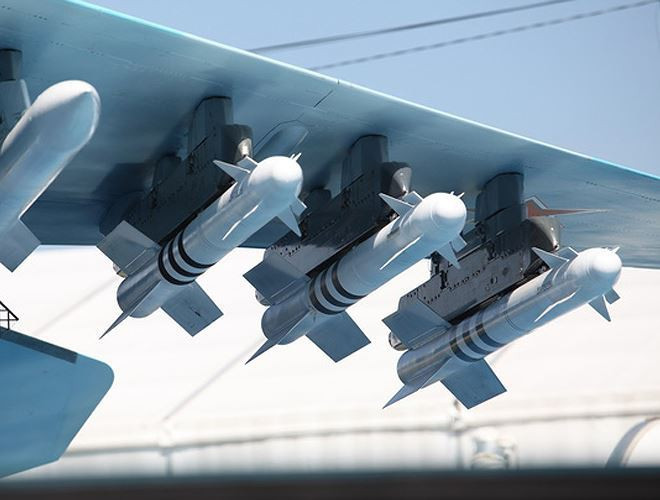 MiG-35 sử dụng toàn bộ là các vũ khí điều khiển chính xác có trong kho của Không quân Nga dùng để tấn công đối đất, tấn công đối hải ngoài khu vực phòng không hoặc tham gia tác chiến trong các biên đội hỗn hợp.