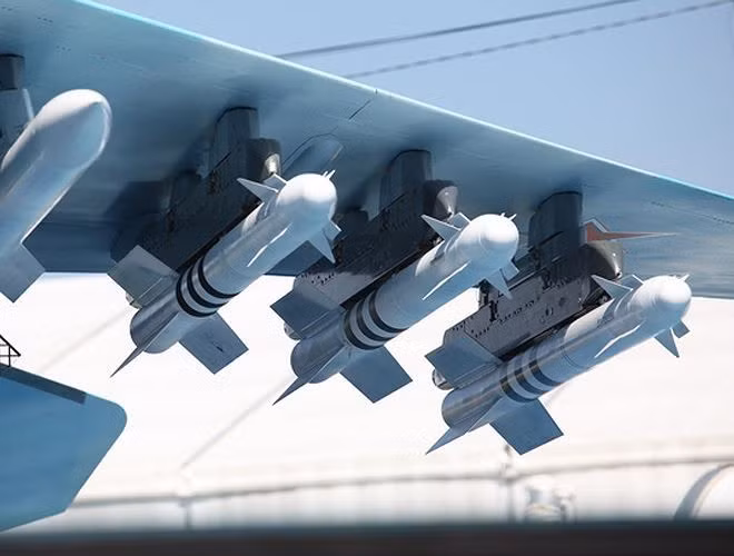 MiG-35 sử dụng toàn bộ là các vũ khí điều khiển chính xác có trong kho của Không quân Nga dùng để tấn công đối đất, tấn công đối hải ngoài khu vực phòng không hoặc tham gia tác chiến trong các biên đội hỗn hợp.