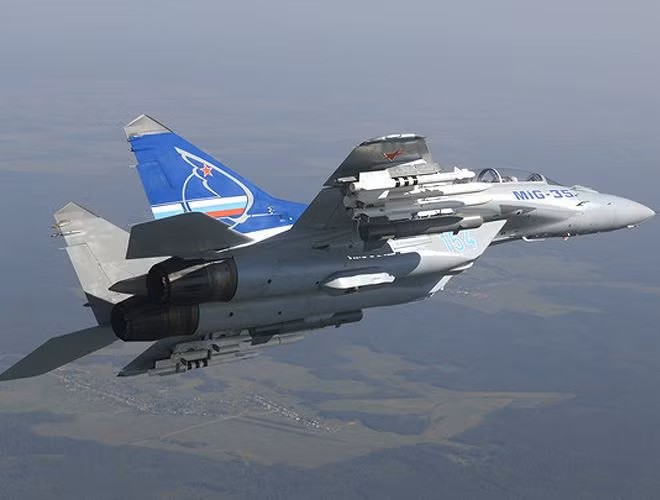 MiG-35 được trang bị radar mạng pha chủ động Zhuk-A/AE có tầm trinh sát 250km với mục tiêu RCS (diện tích phản xạ radar) 3m2.