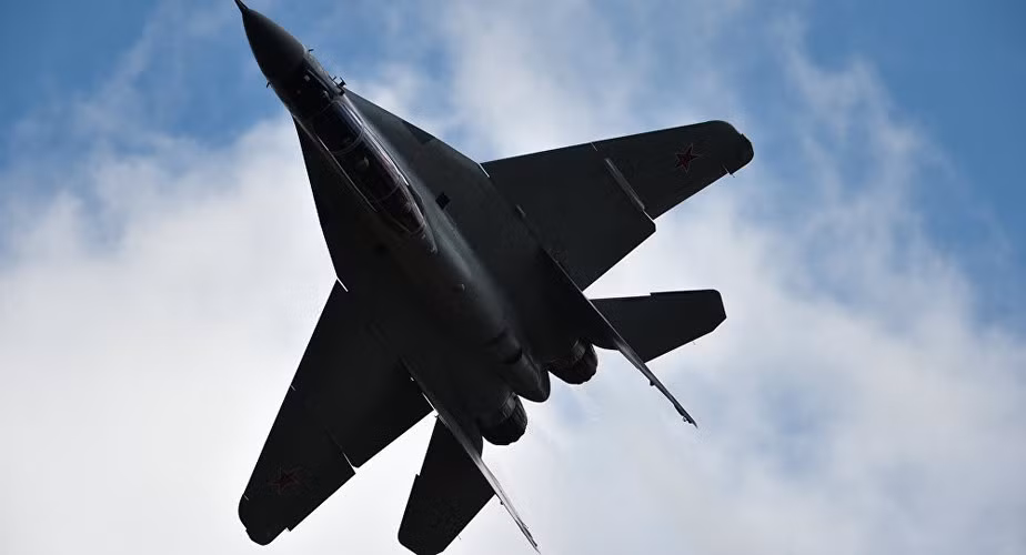 Hãng Mikoyan đã ôm đồm khi lắp đặt quá nhiều thiết bị, khiến cho MiG-35 nặng hơn tới gần 9 tấn so với MiG-29. Điều này làm mất đi ưu thế của một chiến đấu cơ hạng nhẹ hai động cơ.