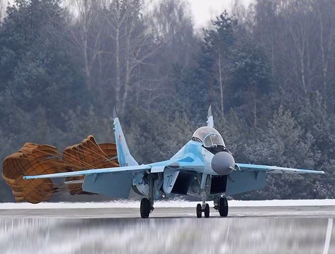 Chi phí cho mỗi giờ bay của MiG-35 cũng được hạ thấp, chỉ bằng hơn 40% kinh phí của MiG-29.