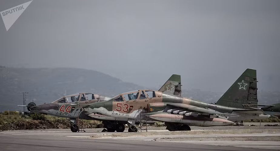 Nhưng sau đó giới chức quân sự Nga cũng kịp nhận ra rằng nếu chỉ có căn cứ không quân Hmeimim thì họ chẳng thể nào duy trì sự hiện diện rộng khắp và kịp thời trên lãnh thổ Syria, nhất là tại vùng Đông Bắc.