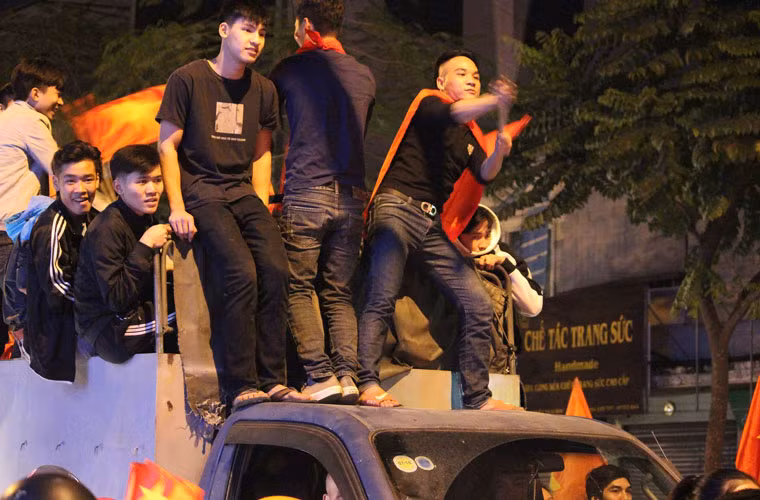 Các thanh niên leo lên nóc, thùng xe tải nhỏ bất chấp nguy hiểm tính mạng.