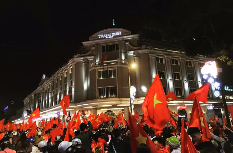 Chiến thắng diệu kỳ, không tưởng và khó tin của U23 Việt Nam trước U23 Qatar đã khiến người dân như “phát điên, sướng chưa từng thấy”. Ngay sau khi trận đấu kết thúc không lâu, dù đúng vào giờ tan tầm, hàng vạn người đã đổ ra khắp mọi ngả đường hò reo “Việt Nam vô địch”.