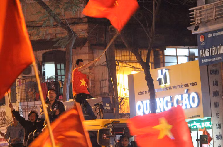 Trao đổi với PV, tối ngày 23/1, Thượng tá Nguyễn Ngọc Mẽ, Trung đoàn trưởng Trung đoàn CSCĐ, Công an TP Hà Nội cho biết: “Dòng người cổ vũ cho đội tuyển U23 Việt Nam vừa giành thắng lợi trước đội tuyển U23 Qatar đang đỗ về bờ hồ Hoàn Kiếm, Hà Nội là rất đông. Lực lượng CSCĐ và CSGT, ANTT… đang làm nhiệm vụ rất khẩn trương, nhằm đảm bảo an toàn cho mọi người”.