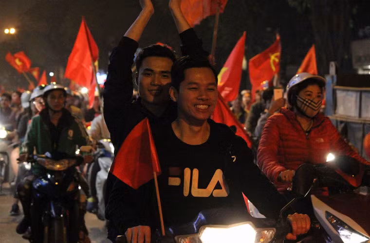 Tuy nhiên, bên cạnh đó, vẫn ghi nhận không ít hình ảnh phản cảm của một bộ phận người hâm mộ U23 Việt Nam. Một hình ảnh phổ biến là không ít nam thanh nữ tú để đầu trần phóng nhanh, vượt ẩu, tuýt còi inh ỏi.