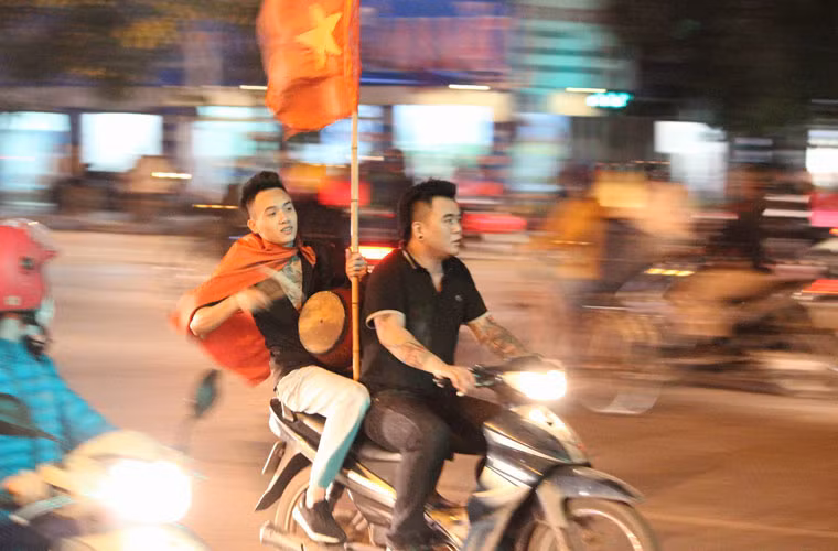 Đành rằng, ăn mừng chiến thắng là chuyện bình thường, thế nhưng bất chấp nguy hiểm để ăn mừng theo cách của riêng mình, điều đó phần nào làm xấu đi hình ảnh của người hâm mộ.