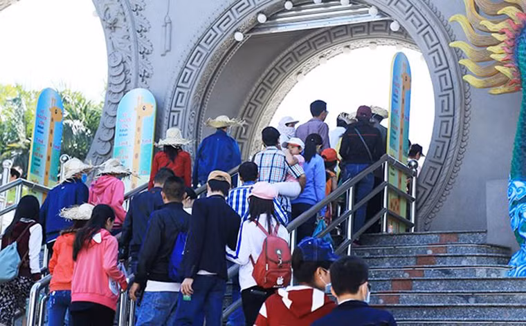 Khu du lịch Suối Tiên ở vùng ngoại thành Sài Gòn thu hút hàng vạn lượt khách, đa số là từ các tỉnh như Bà Rịa - Vũng Tàu, Đồng Nai, Tây Ninh, Bình Dương... đổ về.