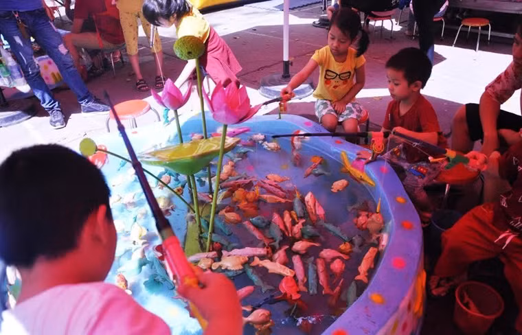 Bên trong khu vui chơi, lượng khách đổ về quá đông khiến nhiều điểm vui chơi trở nên quá tải, khách phải xếp hàng chờ đến lượt.