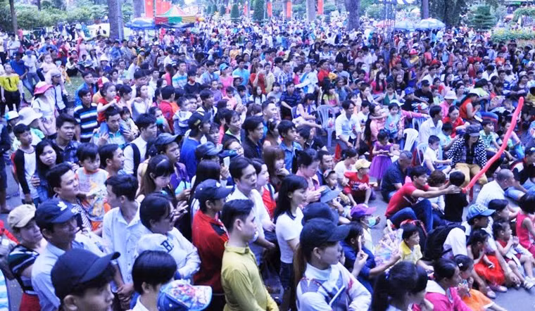 Càng về trưa, lượng người đổ về đây càng đông, dù trời không nắng gắt nhưng nhiều em nhỏ được bố mẹ dẫn đi vui chơi tỏ ra mệt nhoài.