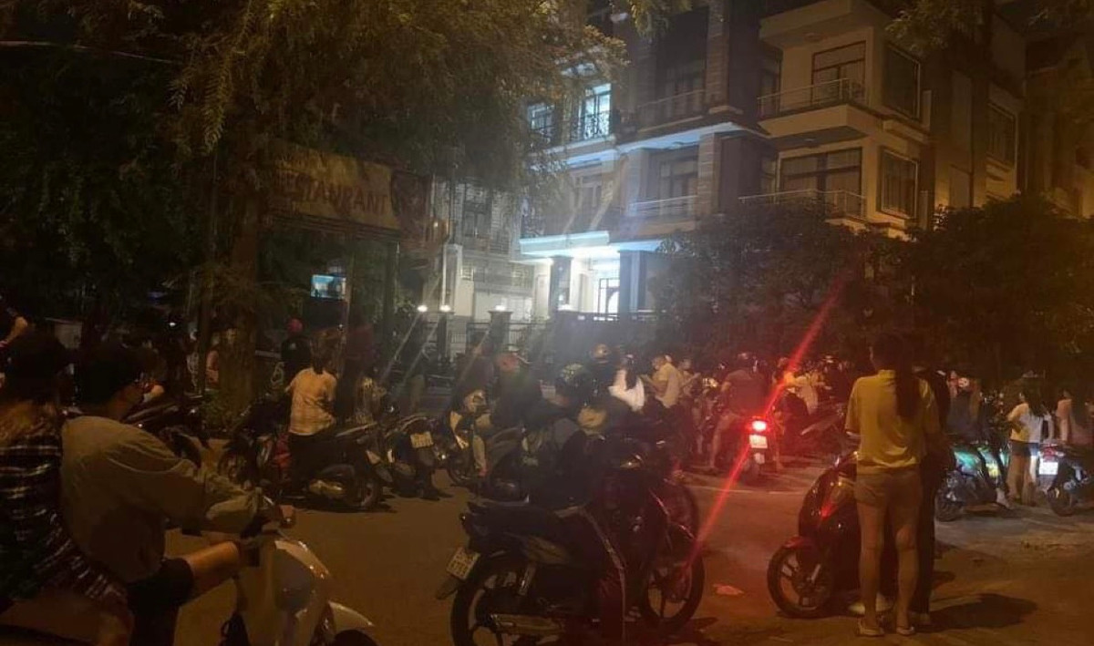 Hàng trăm người hiếu kỳ, cư dân ở KDC Him Lam vây kín hiện trường theo dõi.