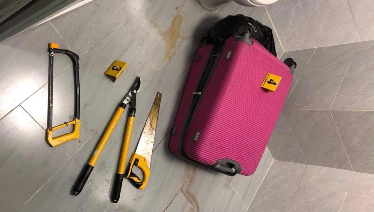 Trước đó khuya 27/11, chủ căn biệt thự 4 tầng trong KDC Him Lam bàng hoàng phát hiện thi thể người nhét trong vali để ở nhà vệ sinh, xung quanh là vết máu, kềm, cưa sắt..