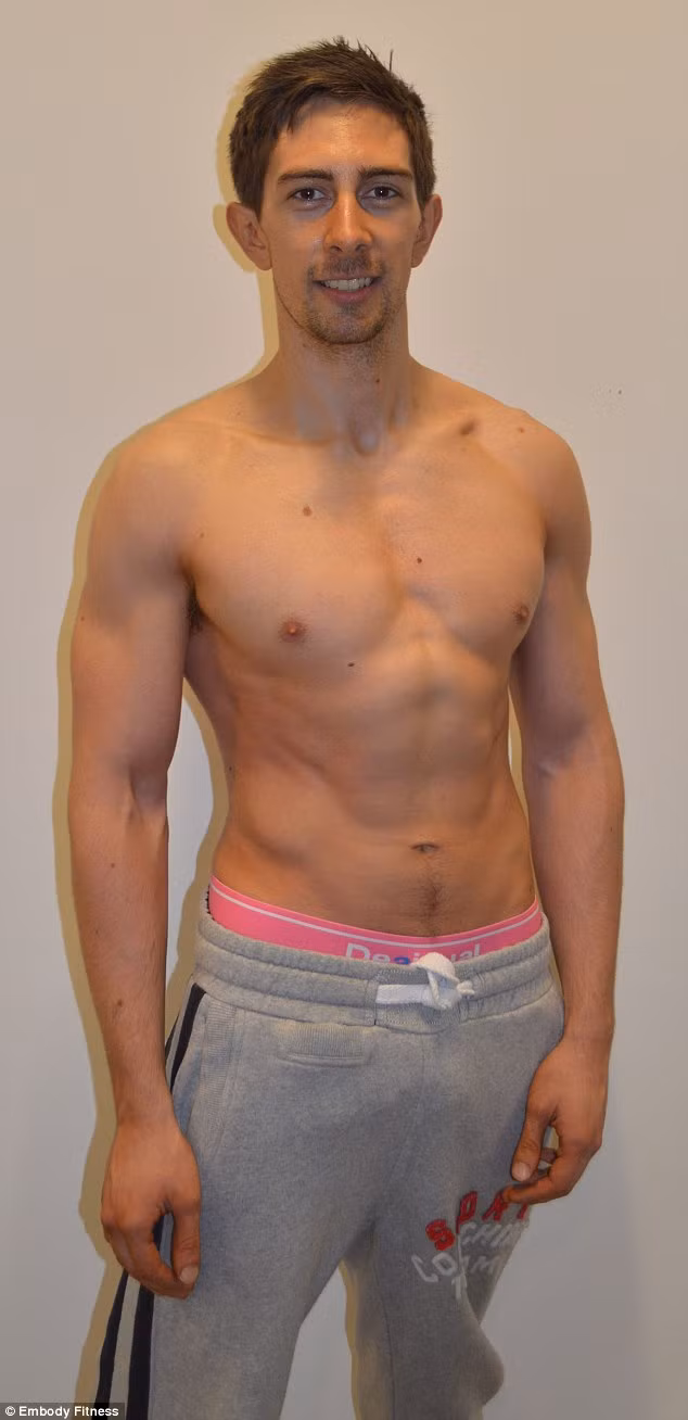 Trong thời gian này, Matt theo đuổi chế độ ăn ít tinh bột. Anh tăng cường protein bằng cách ăn ức gà, bông cải xanh, cá hồi, khoai lang và rau chân vịt. Thêm vào đó, Matt duy trì ăn thịt bò mỗi sáng để tăng cơ. Thay vì các món ăn vặt nhiều chất béo, Matt ăn các loại hạt và uống protein vào các bữa phụ. 