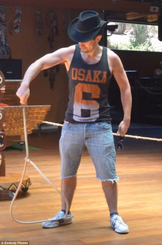 Anh cũng đến phòng tập đều đặn 3 buổi mỗi tuần với các bài tập cường độ cao. 