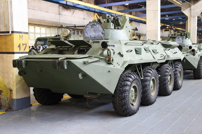 Hệ thống hỏa lực chính của BTR-82A là khẩu pháo 30 mm và súng máy đồng trục cỡ nòng 7,62 mm. Các vũ khí này được lắp trên tháp có góc quay 360 độ và tầm bắn từ -4 độ đến 60 độ.