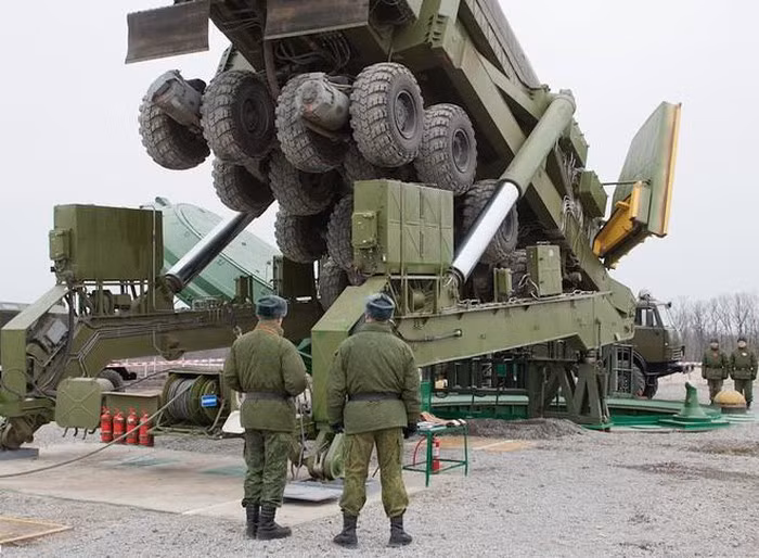 "Đến cuối năm 2022, Nga lên kế hoạch hoàn thành việc loại bỏ 18 tên lửa đạn đạo liên lục địa Topol-M, họ sẽ dành 170 triệu Ruble cho công việc này", tờ báo Moskovsky Komsomolets đăng tải dựa theo các tài liệu của Roscosmos trong cơ sở dữ liệu mua sắm nhà nước.