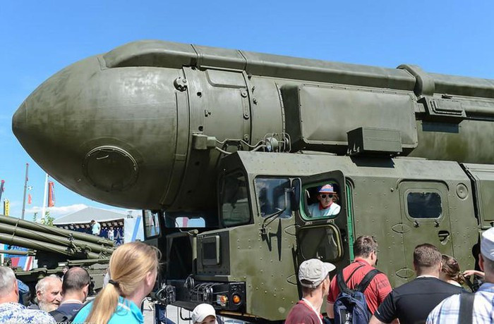 ICBM Topol-M có chiều dài 22,7 m; đường kính 1,95 m; trọng lượng 47,2 tấn và tầm bắn 11.000 km, sử dụng nhiên liệu rắn 3 tầng đẩy, mang đầu đạn hạt nhân riêng rẽ với đương lượng nổ 500 kT (500.000 tấn thuốc nổ TNT).