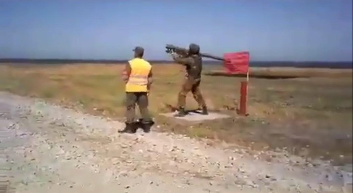 Đoạn phim cho thấy một xạ thủ trên trường bắn đang thực hành tình huống dùng tên lửa phòng không vác vai chống lại mục tiêu tấn công đường không mô phỏng máy bay đối phương.