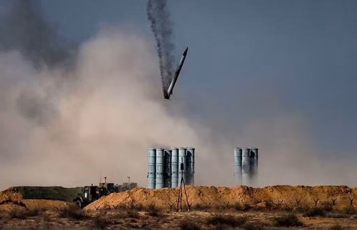 Vào hôm 26/8, trong buổi trình diễn nhằm chào mừng Hội thao quân sự quốc tế - Army Games 2020, một quả tên lửa tầm xa 48N6 của tổ hợp phòng không S-400 Triumf đã gặp lỗi kỹ thuật và rơi ngay xuống xe phóng.