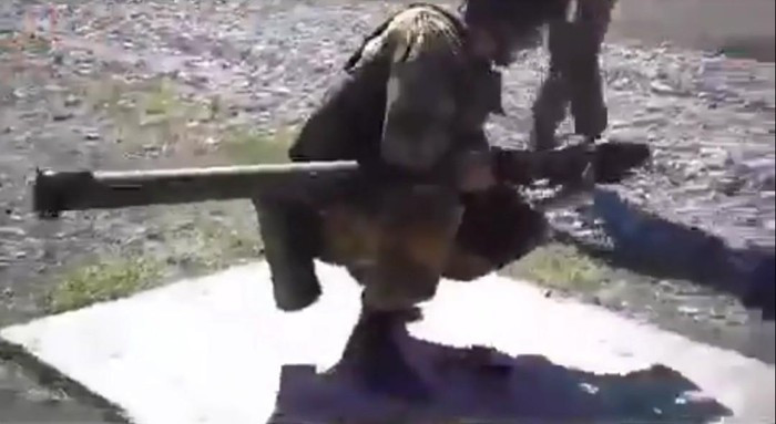 Cụ thể đó là vụ phóng không thành công đối với một quả Igla đã được ghi lại và sự kiện này hiện đang được thảo luận sôi nổi trên các mạng xã hội trong và ngoài nước Nga.