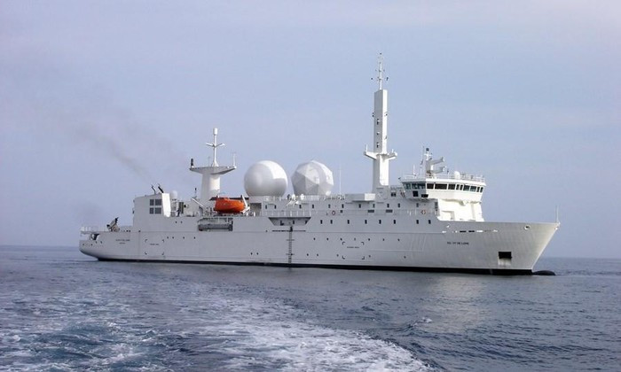 Tuy con tàu này không trang bị vũ khí nhưng nó vẫn rất nguy hiểm khi sở hữu thiết bị truyền sóng vô tuyến mạnh mẽ, giúp "bẻ khóa" radar của đối phương nhằm gây nhiễu và thiết lập lỗ hổng đối với hệ thống phòng không.