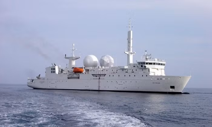 Tuy con tàu này không trang bị vũ khí nhưng nó vẫn rất nguy hiểm khi sở hữu thiết bị truyền sóng vô tuyến mạnh mẽ, giúp "bẻ khóa" radar của đối phương nhằm gây nhiễu và thiết lập lỗ hổng đối với hệ thống phòng không.