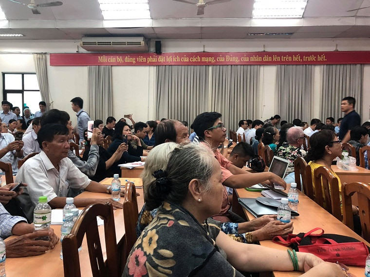 Theo Tuổi Trẻ, 14h30 phút, tổ ĐBQH nhận gần 50 phiếu đăng ký phát biểu của cử tri. Đây là số phiếu đăng ký kỷ lục vì thông thường ở mỗi buổi tiếp xúc cử tri ở TP.HCM chỉ có trung bình khoảng 10-20 ý kiến phát biểu.