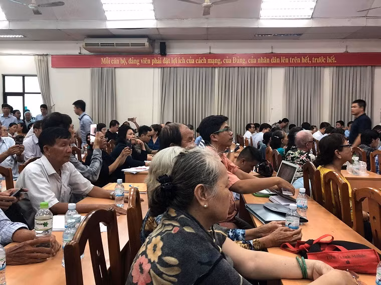 Theo Tuổi Trẻ, 14h30 phút, tổ ĐBQH nhận gần 50 phiếu đăng ký phát biểu của cử tri. Đây là số phiếu đăng ký kỷ lục vì thông thường ở mỗi buổi tiếp xúc cử tri ở TP.HCM chỉ có trung bình khoảng 10-20 ý kiến phát biểu.