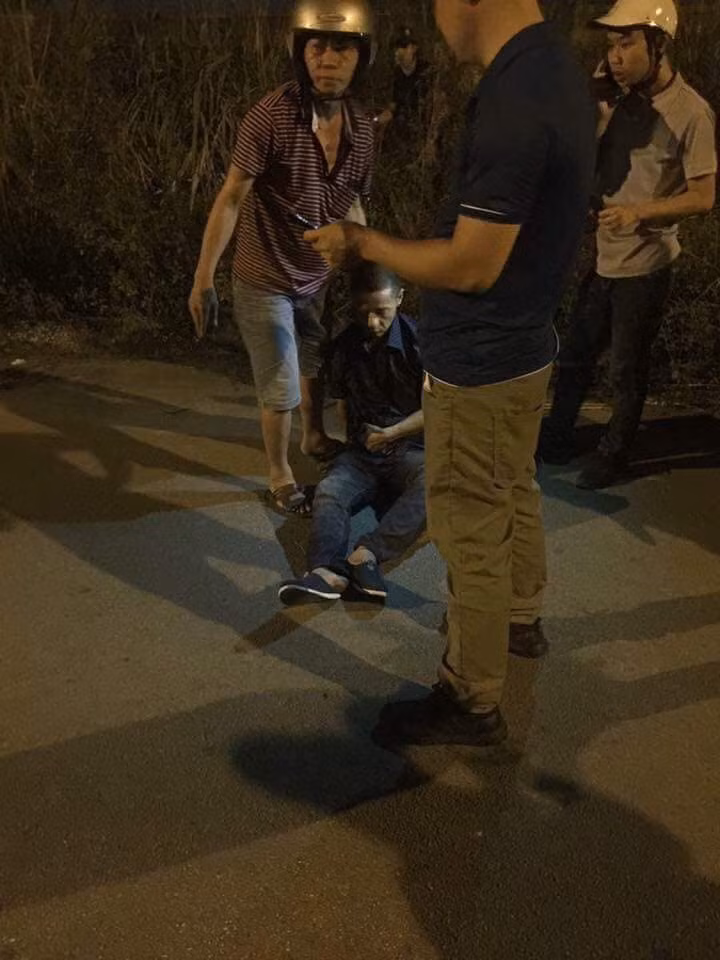 Đối tượng Linh sau khi đâm vào bụng định tự sát.