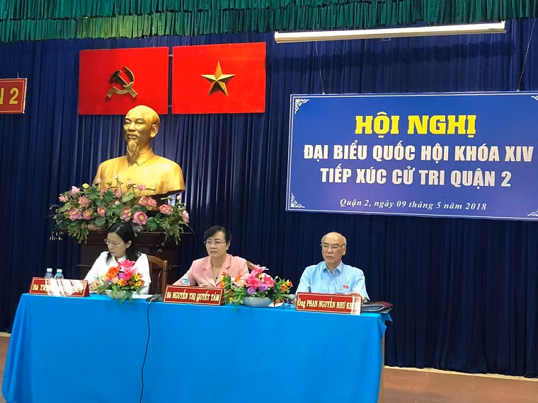 Tổ Đại biểu Quốc hội tiếp xúc cử tri tại Quận 2 gồm: bà Nguyễn Thị Quyết Tâm - Phó bí thư Thành ủy, Chủ tịch HĐND TP HCM; ông Phan Nguyễn Như Khuê - Phó trưởng đoàn chuyên trách Đoàn ĐBQH TP HCM và bà Trịnh Ngọc Thuý - Phó Chánh án Toà án Nhân dân TP HCM.