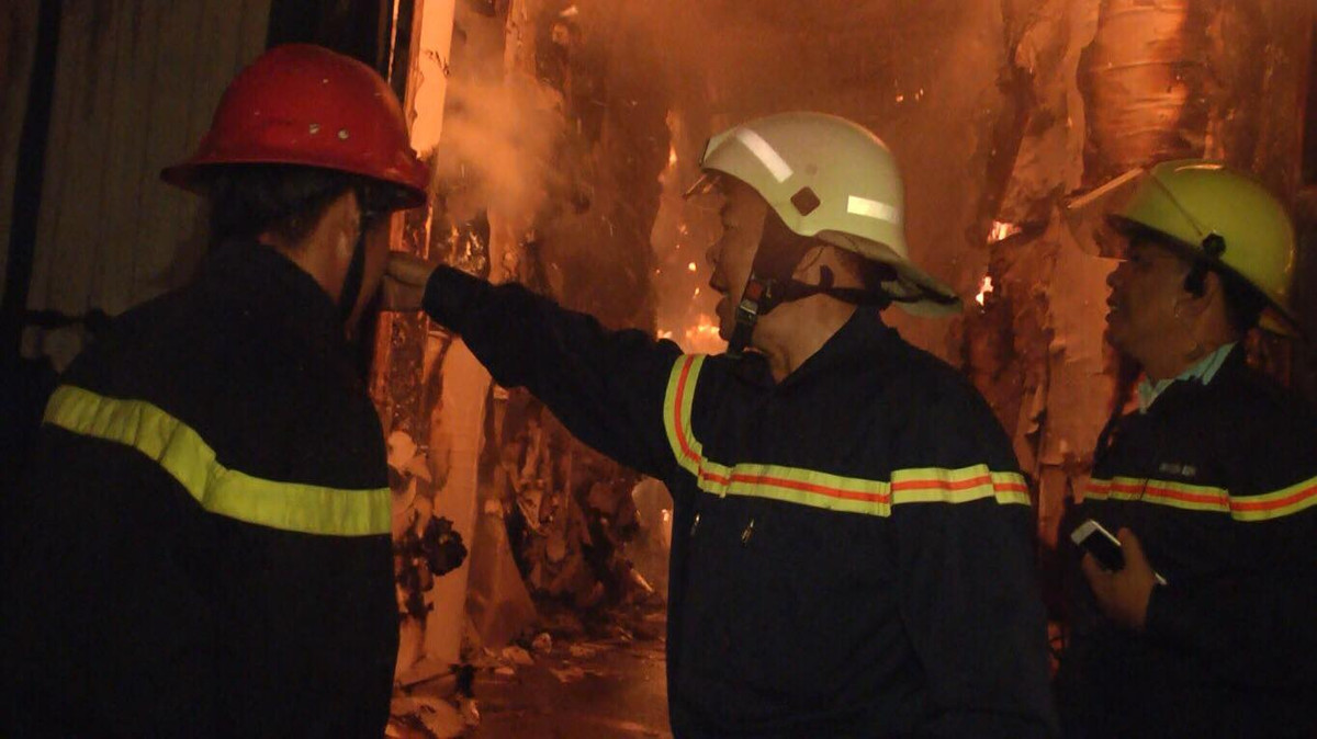 Hiện tại vụ hỏa hoản xảy ra ở hai kho gồm: kho chứa giấy diện tích 1.500 mét vuông chứa 3.000 tấn giấy và kho 1.600 mét vuông chứa 370 tấn giấy. Công ty Phước Sinh chỉ cho thuê kho chứ không sản xuất 2 đơn vị thuê lại là công ty Vising Pack và công ty Kim Thành Lợi thuê kho.