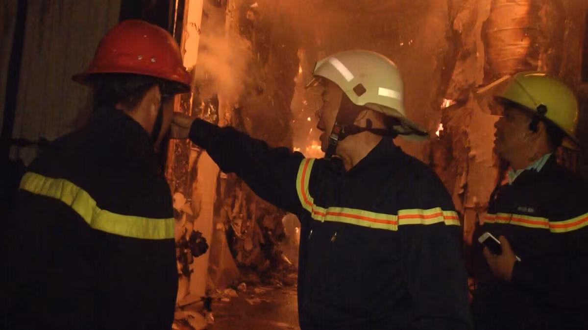 Hiện tại vụ hỏa hoản xảy ra ở hai kho gồm: kho chứa giấy diện tích 1.500 mét vuông chứa 3.000 tấn giấy và kho 1.600 mét vuông chứa 370 tấn giấy. Công ty Phước Sinh chỉ cho thuê kho chứ không sản xuất 2 đơn vị thuê lại là công ty Vising Pack và công ty Kim Thành Lợi thuê kho.