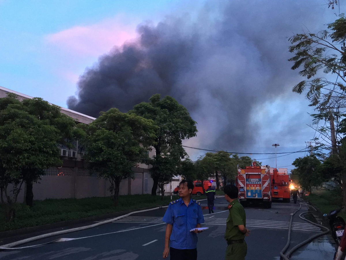 Cảnh sát triển khai lăng công suất lớn huy động nhiều nguồn nước.