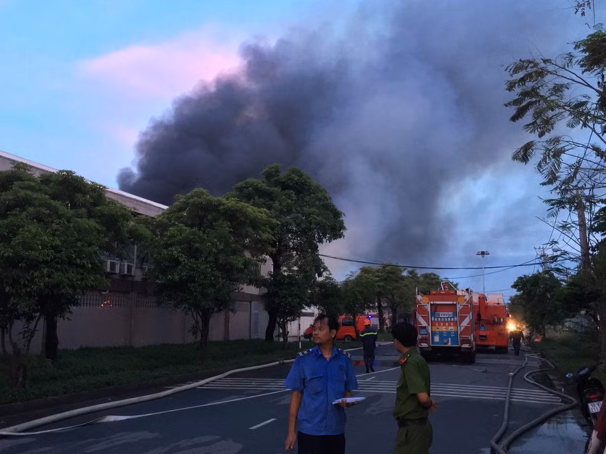 Cảnh sát triển khai lăng công suất lớn huy động nhiều nguồn nước.