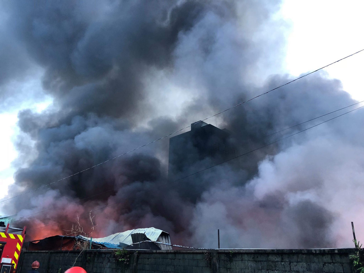 Việc chữa cháy kho giấy cuộn Công ty Phước Sinh theo cảnh sát PCCC diễn biến sẽ còn rất dài phải di dời tất cả các cuộn giấy ra mới có thể dập tắt hoàn toàn được.