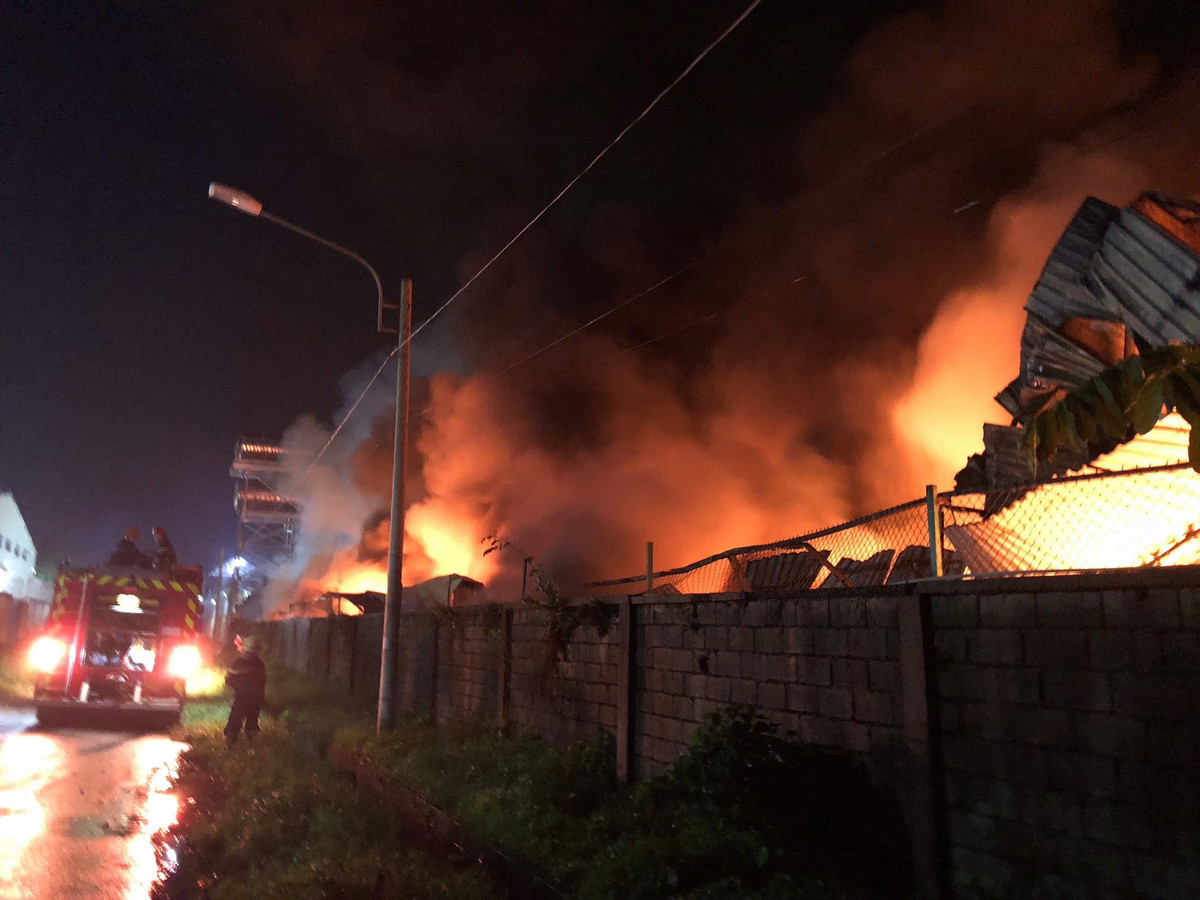 Đại tá Nguyễn Văn Băng, Phó giám đốc Cảnh sát PCCC TP HCM cho biết, nhận được tin vào khoảng 3 giờ sáng. Nhận định đám cháy phát triển lớn nên huy động 6 đơn vị gồm Bình Chánh, Bình Tân, Tân Phú, 12, 11, Gò Vấp với 34 xe chữa cháy và 212 cán bộ chiến sĩ cùng 3 đơn vị nghiệp vụ phối hợp dập lửa.