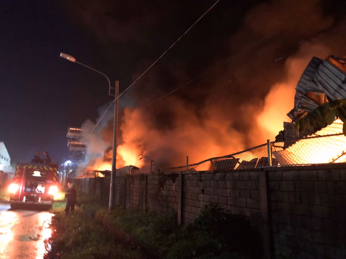Đại tá Nguyễn Văn Băng, Phó giám đốc Cảnh sát PCCC TP HCM cho biết, nhận được tin vào khoảng 3 giờ sáng. Nhận định đám cháy phát triển lớn nên huy động 6 đơn vị gồm Bình Chánh, Bình Tân, Tân Phú, 12, 11, Gò Vấp với 34 xe chữa cháy và 212 cán bộ chiến sĩ cùng 3 đơn vị nghiệp vụ phối hợp dập lửa.