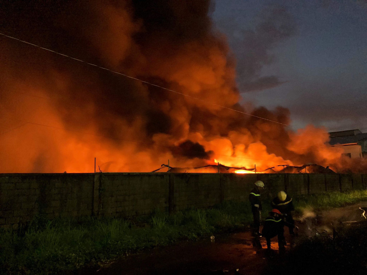 Đến khoảng 3h45 phút đám cháy đã bị cô lập, khống chế cảnh sát sau đó tiếp tục dập lửa.