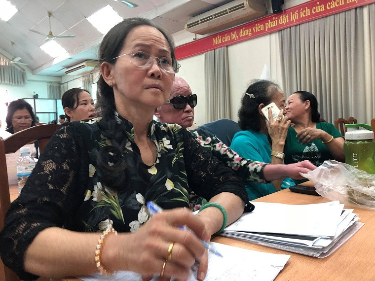 Không ít người mang nhiều tập hồ sơ dày cộp.