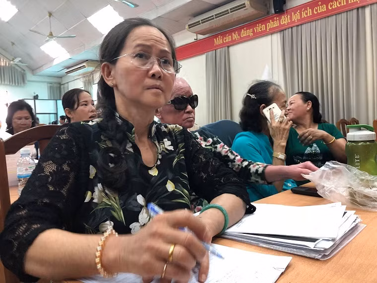 Không ít người mang nhiều tập hồ sơ dày cộp.