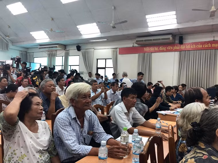 Trong ảnh, hàng trăm người dân ngồi chật kín hội trường diễn ra buổi tiếp xúc cử tri.