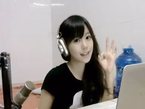 Trên trang cá nhân của Trang Yumi xuất hiện khá nhiều những bức ảnh trong chiếc micro. Chắc hẳn cô bạn rất thích hát và có năng khiếu về âm nhạc. Ảnh: FBNV.