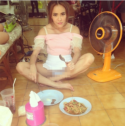 Nổi tiếng từ bộ phim Tình yêu không có lỗi..., mọi hình ảnh ngoài đời thường của Wanida Termthanaporn đều được khán giả, cư dân mạng Thái và nhiều quốc gia châu Á khác quan tâm, tìm kiếm. Ngoài những bộ ảnh thời trang, ảnh nội y "nóng hừng hực" khiến fan bấn loạn, Wanida Termthanaporn cũng bị soi ra nhiều khoảnh khắc hớ hênh, xấu xí và khiến bản thân cô bị mất điểm khá nhiều.