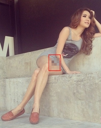 Vài ngày gần đây, cư dân mạng Thái Lan thi nhau chia sẻ những bức ảnh chụp lại nhiều khoảnh khắc ăn mặc hớ hênh của Wanida Termthanaporn. Cảnh cô cô ngồi ăn với dáng vô duyên, thô kệch, để lộ cả quần lót vào ảnh, hay những khi mặc váy, để lộ những khe hở nhạy cảm ở vùng kín... bị dân tình "soi" triệt để và chê bai khá nhiều.