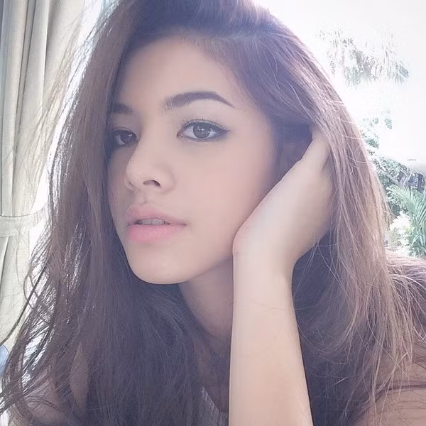 Được biết, bố của Kat là một nhà hoạt động chính trị tại Trung Quốc nên cô thuộc con đại gia xứ chùa Vàng với nền tảng kinh tế vững vàng. Trang cá nhân của Kat luôn có sự xuất hiện của những món đồ hàng hiệu đẹp đẽ, sang chảnh.